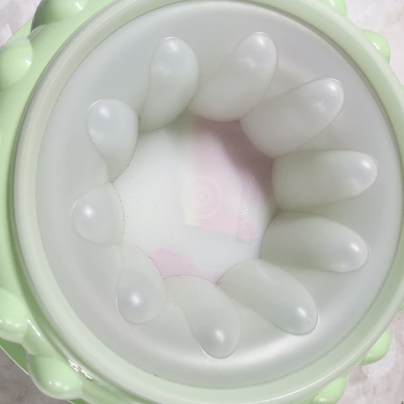 Tupperware Green and White Mold - Picture 4 of 4